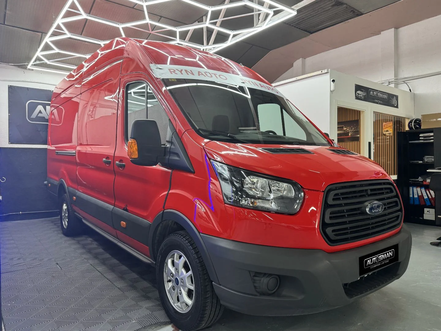 FORD Transit  L3H2 Van Ambiente Delantera 2018 Diésel Rojo - Interior